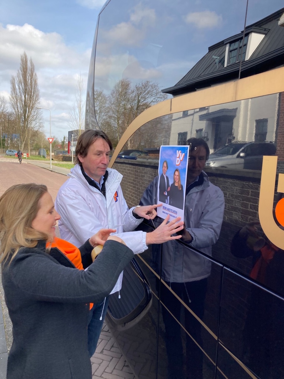 2022-Janneke Leegstra en Herbert Raat campagnebus VVD Amstelveen